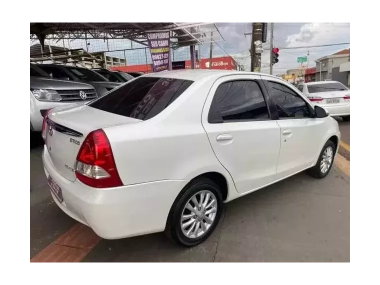 Toyota Etios Branco 4