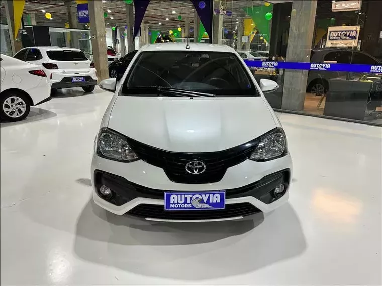 Toyota Etios Branco 6