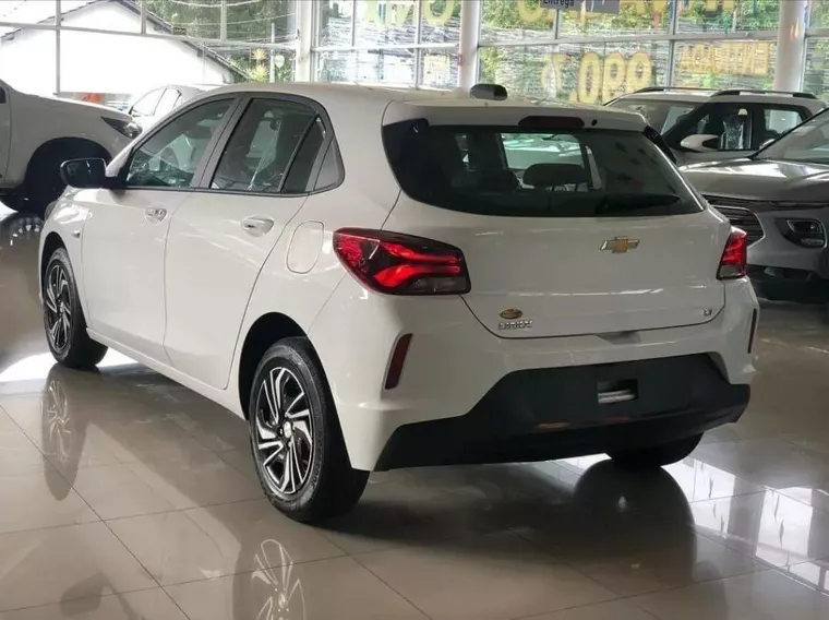 Chevrolet Onix Branco 6