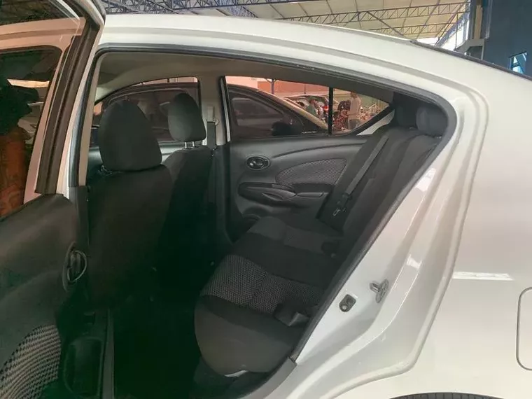 Nissan Versa Branco 3