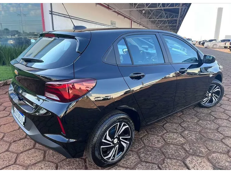 Chevrolet Onix Preto 10