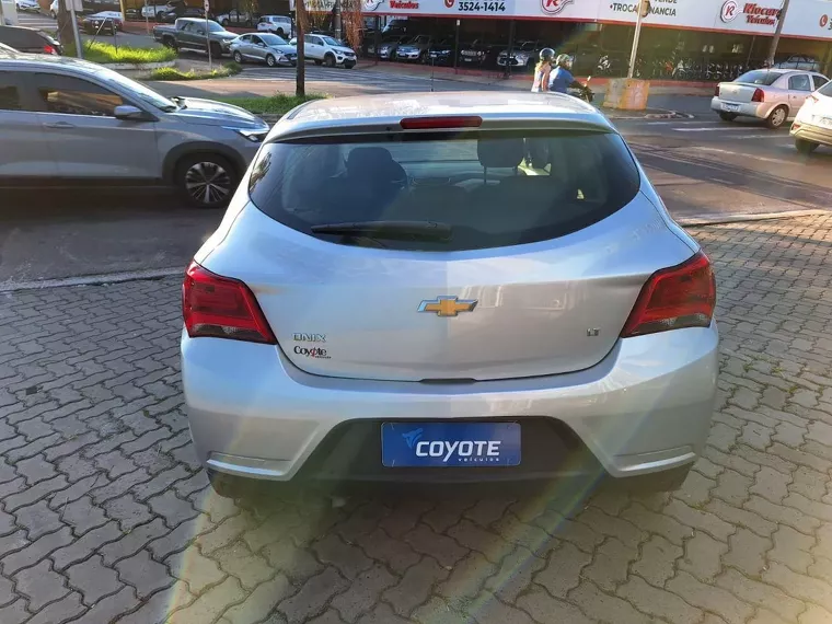 Chevrolet Onix Prata 8