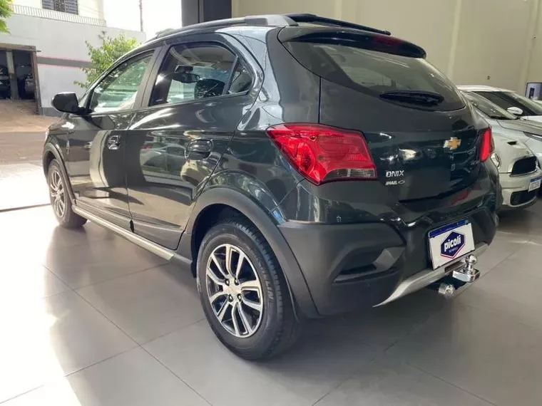 Chevrolet Onix Cinza 6