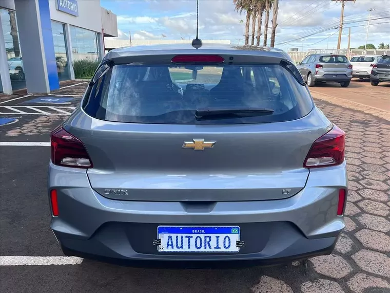 Chevrolet Onix Prata 3