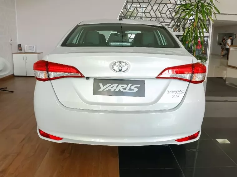 Toyota Yaris Branco 15