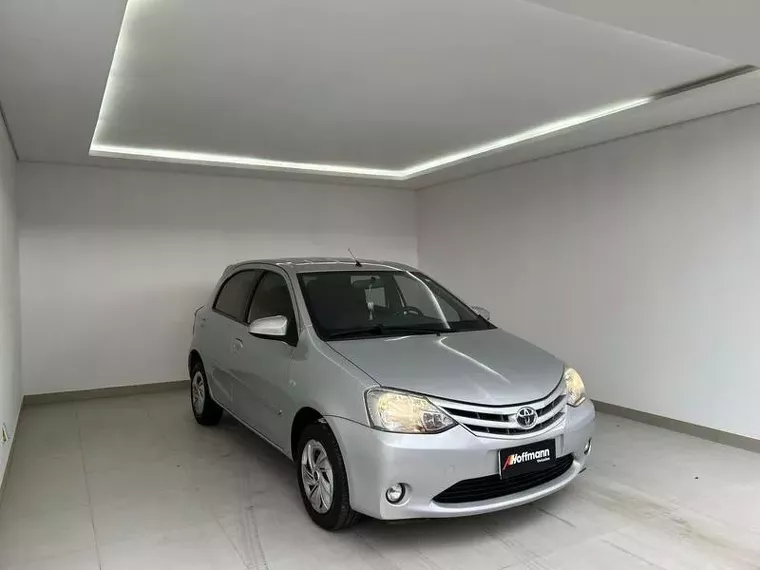 Toyota Etios Prata 13