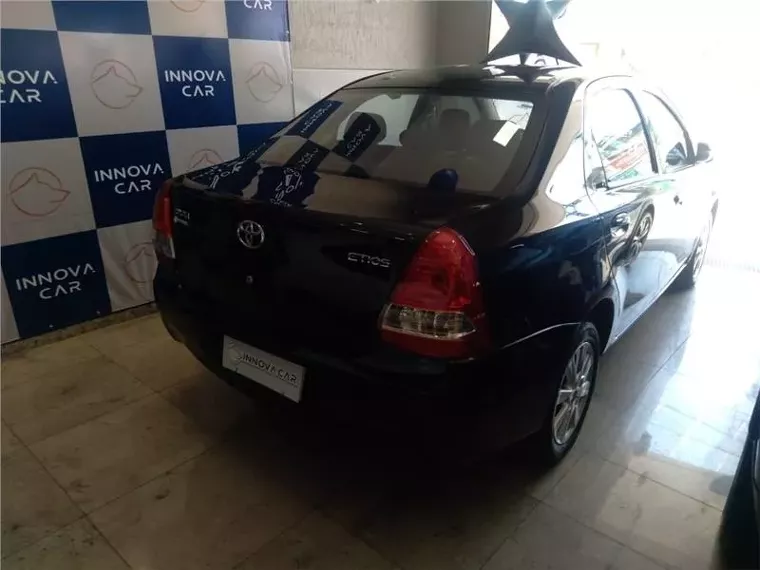 Toyota Etios Preto 5