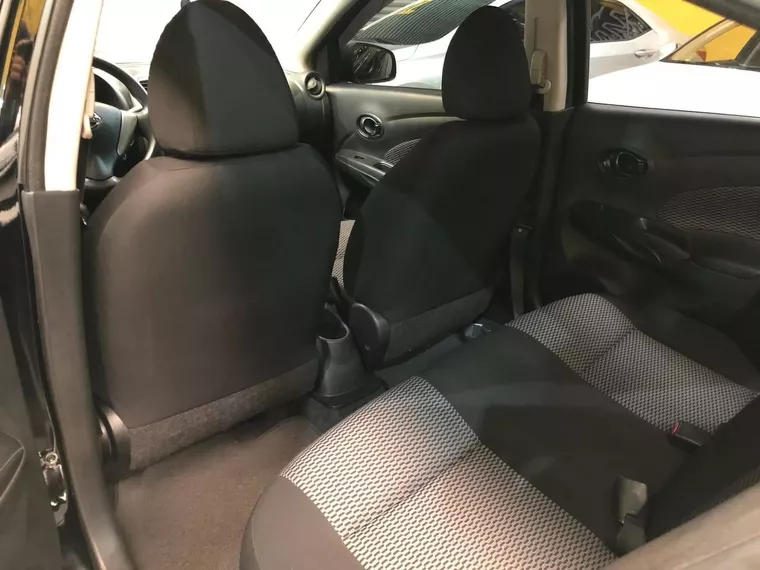 Nissan Versa Preto 11