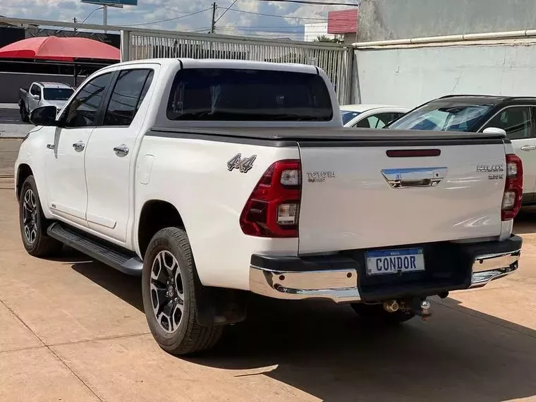 Toyota Hilux Branco 9