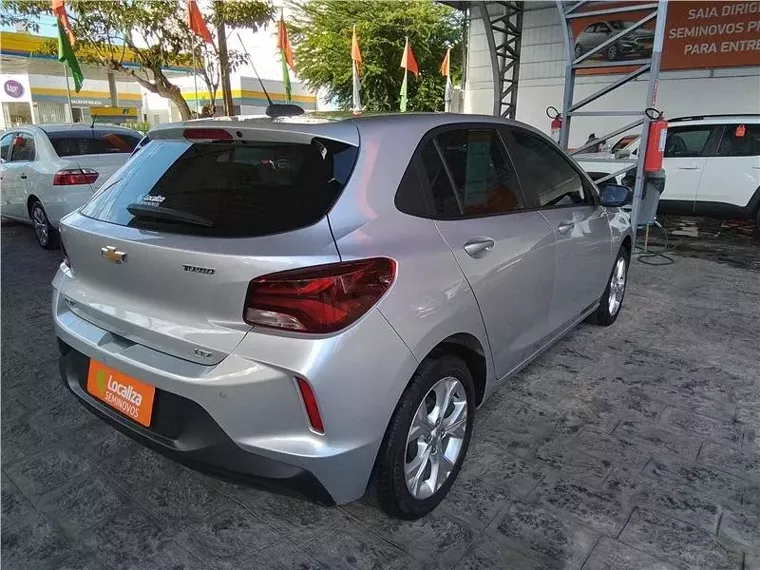 Chevrolet Onix Prata 4