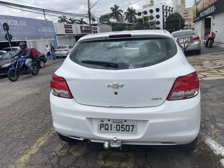 Chevrolet Onix Branco 4