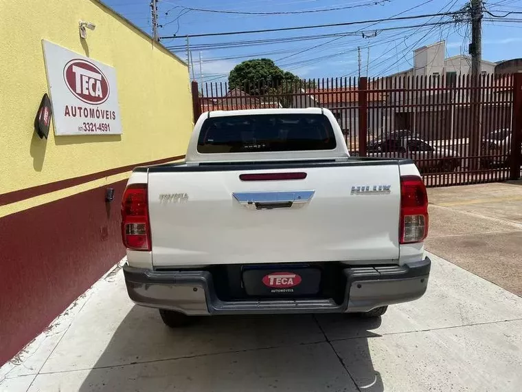 Toyota Hilux Branco 6