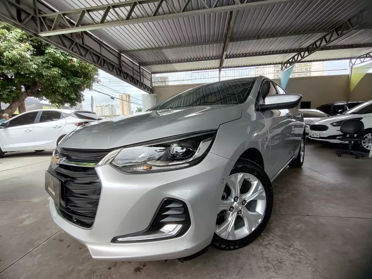 Chevrolet Onix Prata 5