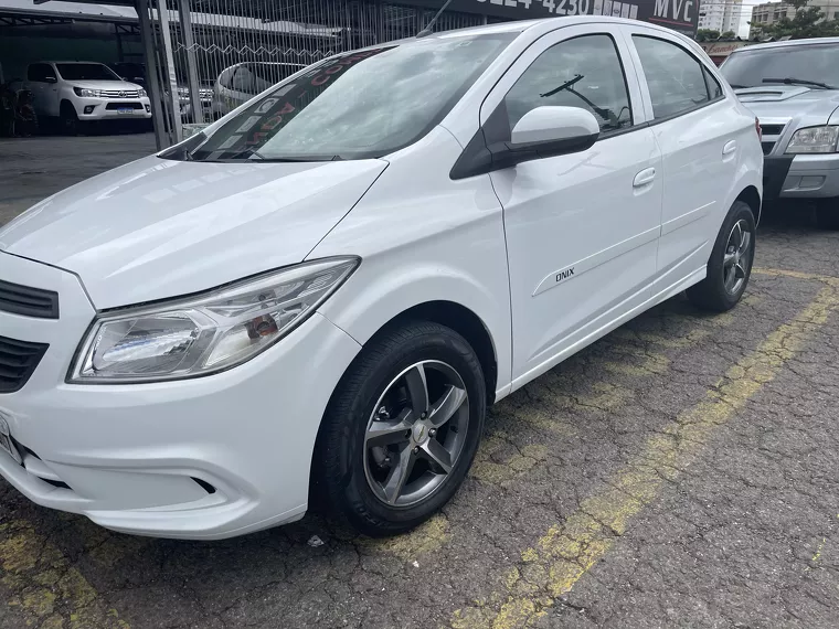 Chevrolet Onix Branco 3