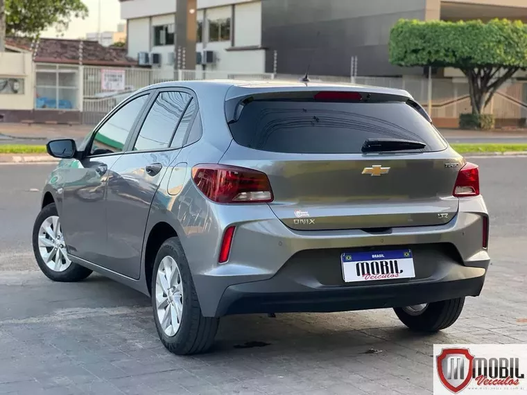 Chevrolet Onix Cinza 4