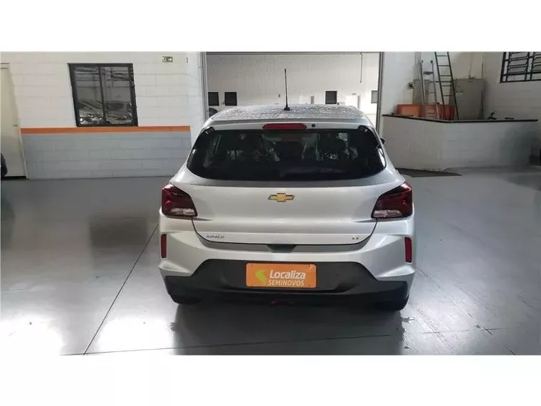 Chevrolet Onix Prata 7