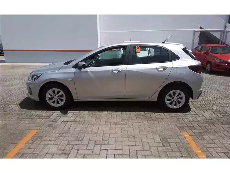 Chevrolet Onix Prata 1