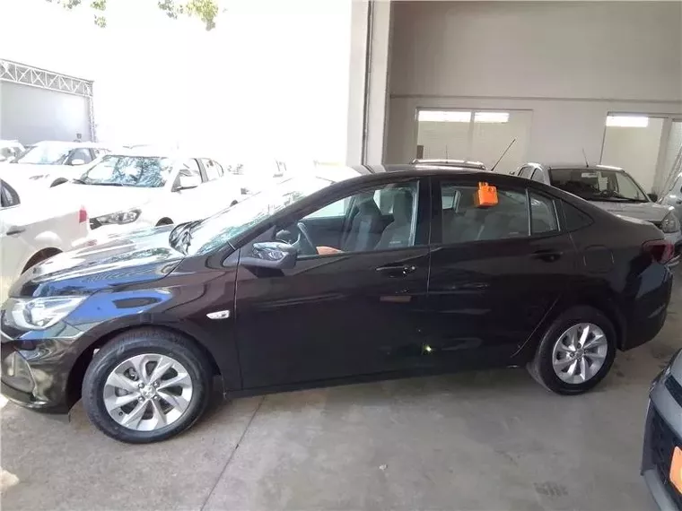 Chevrolet Onix Preto 5