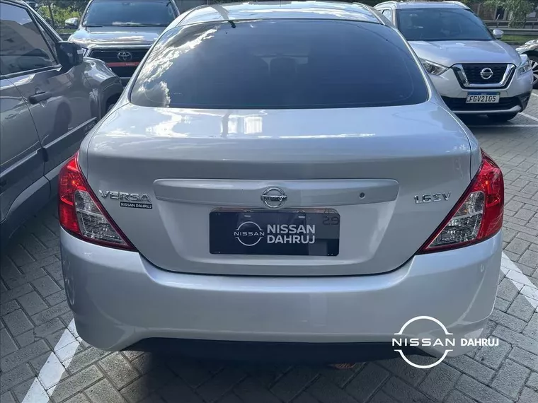 Nissan Versa Prata 15