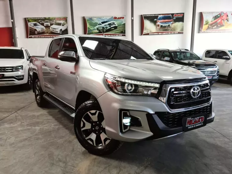 Toyota Hilux Prata 4