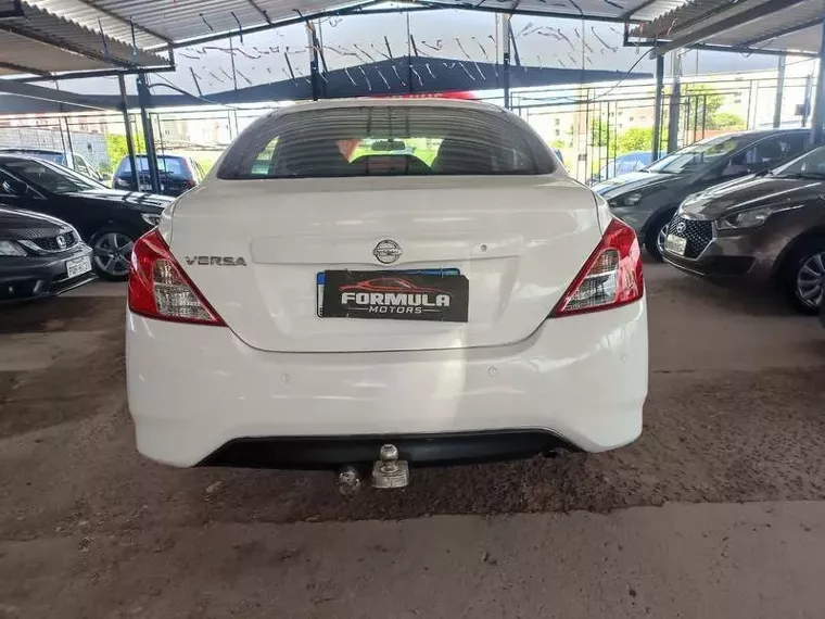 Nissan Versa Branco 4