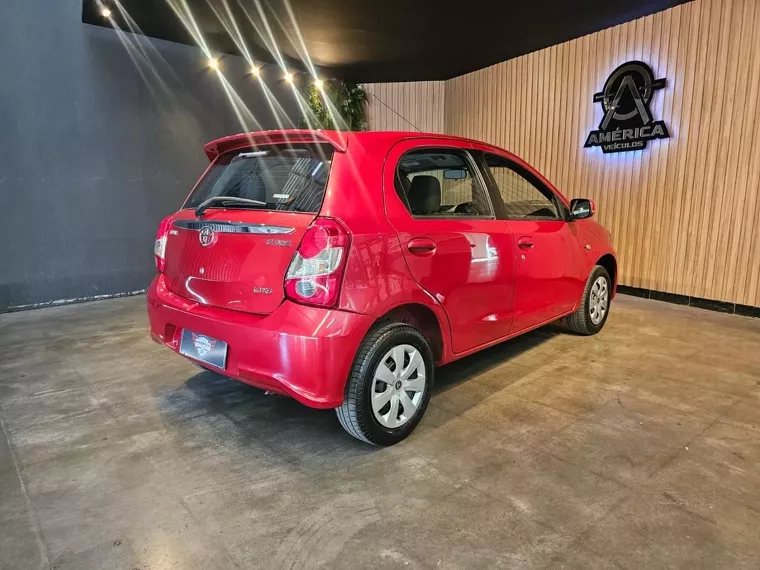 Toyota Etios Vermelho 4