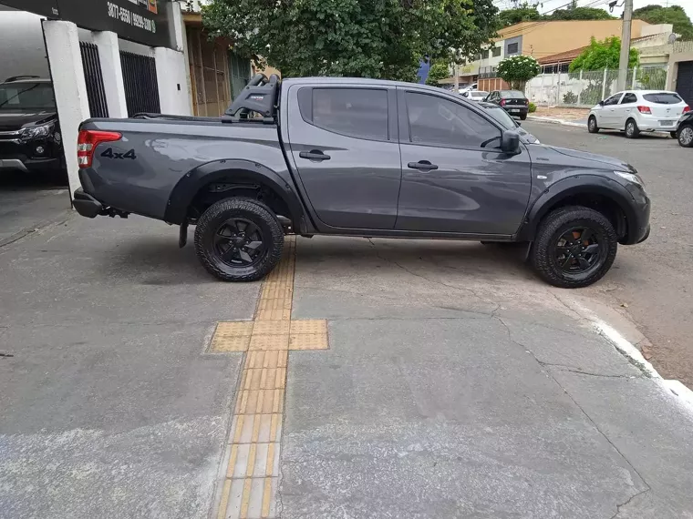 Mitsubishi L200 Triton Cinza 7