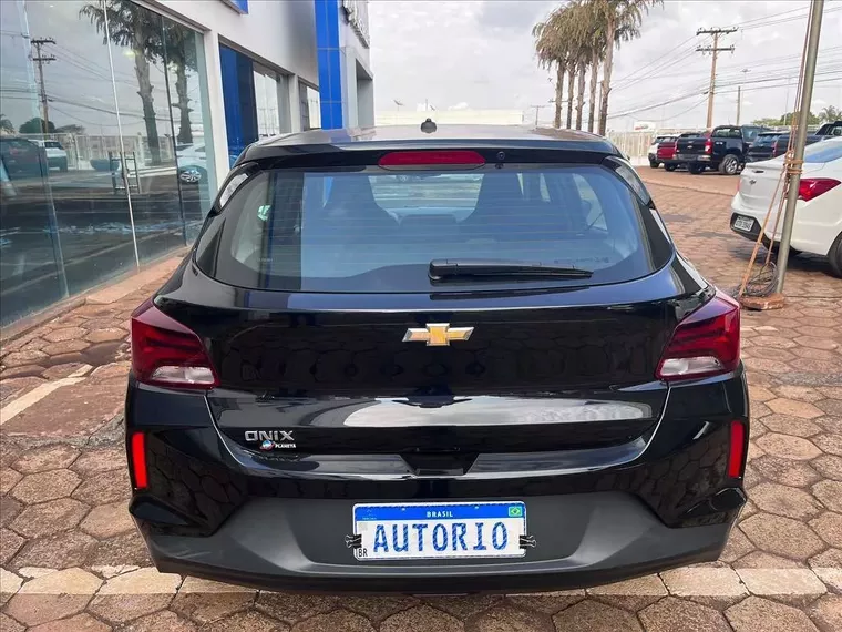 Chevrolet Onix Preto 11