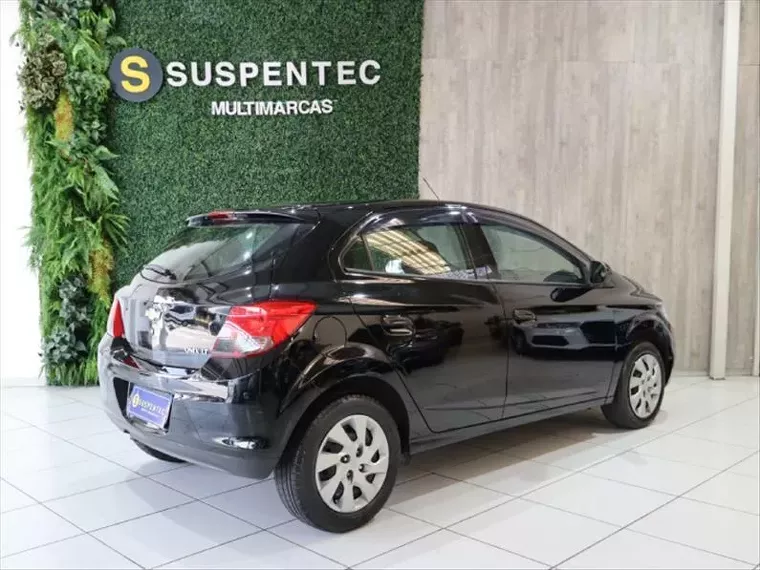 Chevrolet Onix Preto 13