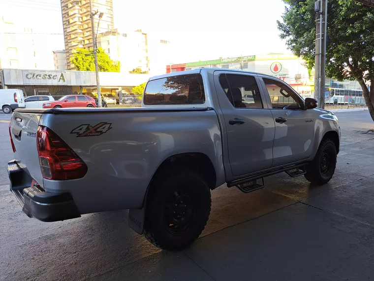 Toyota Hilux Prata 20