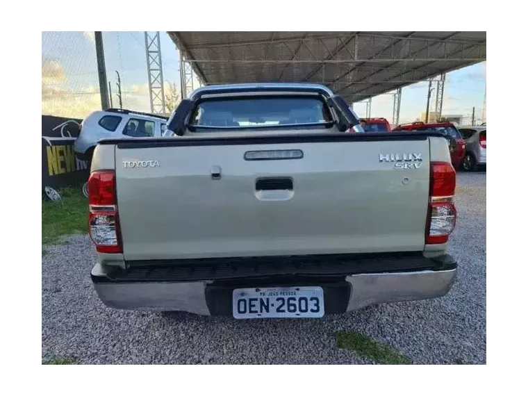 Toyota Hilux Bege 8