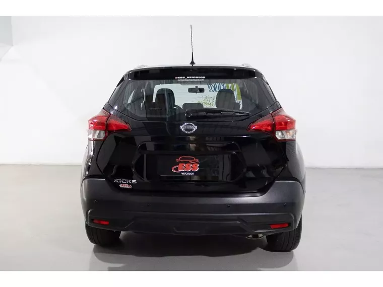 Nissan Kicks Preto 16