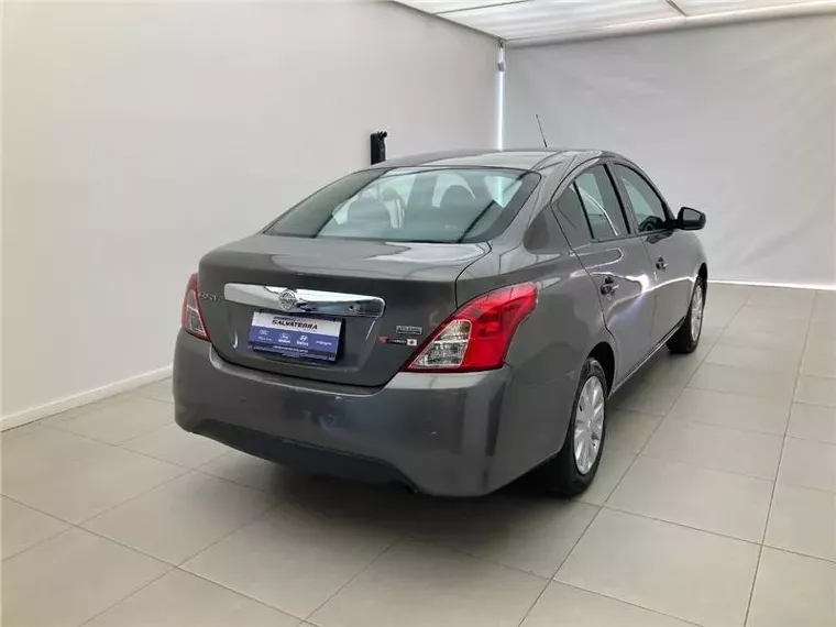 Nissan Versa Cinza 2