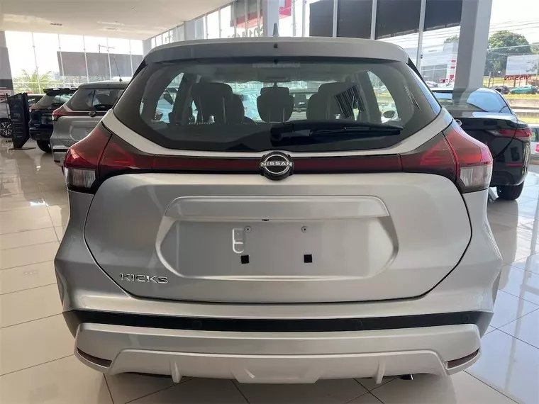 Nissan Kicks Prata 13