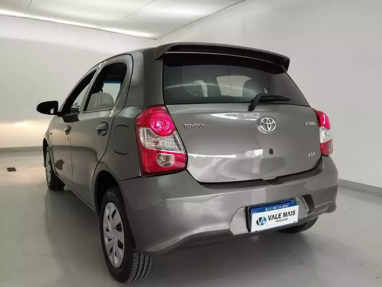 Toyota Etios Cinza 14