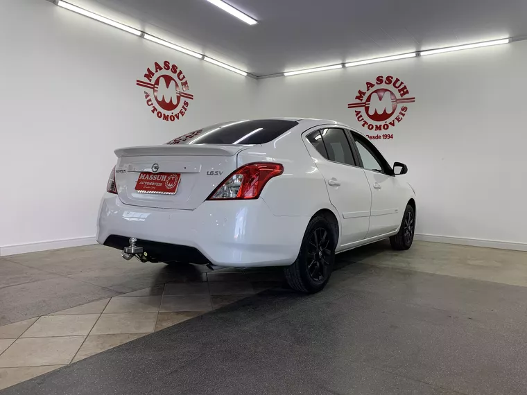 Nissan Versa Branco 14