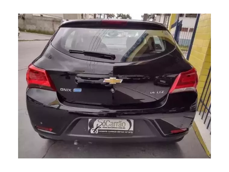 Chevrolet Onix Preto 8