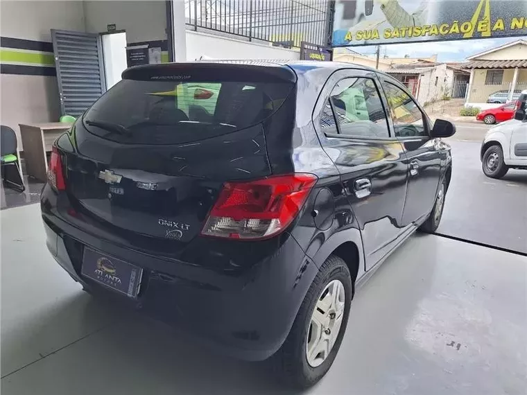 Chevrolet Onix Preto 8