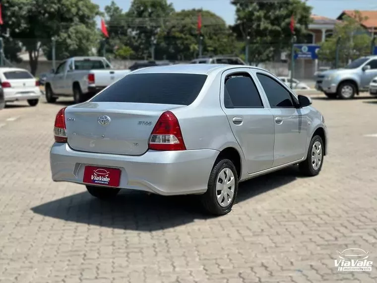 Toyota Etios Prata 6