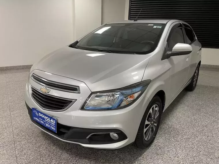 Chevrolet Onix Prata 4