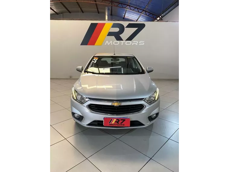 Chevrolet Onix Prata 5