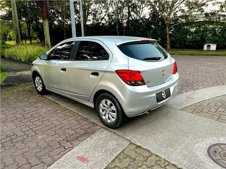 Chevrolet Onix Prata 3