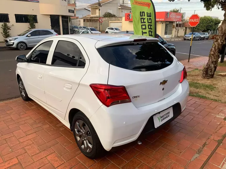 Chevrolet Onix Branco 4