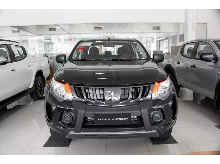 Mitsubishi L200 Triton Preto 4