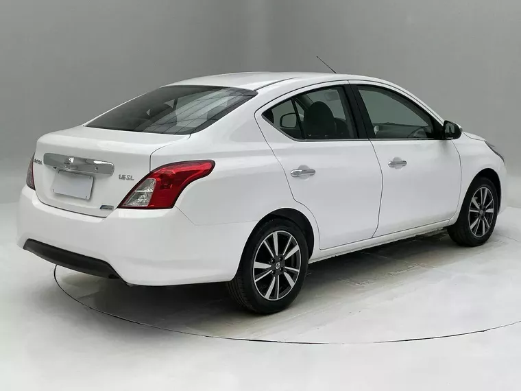 Nissan Versa Branco 4