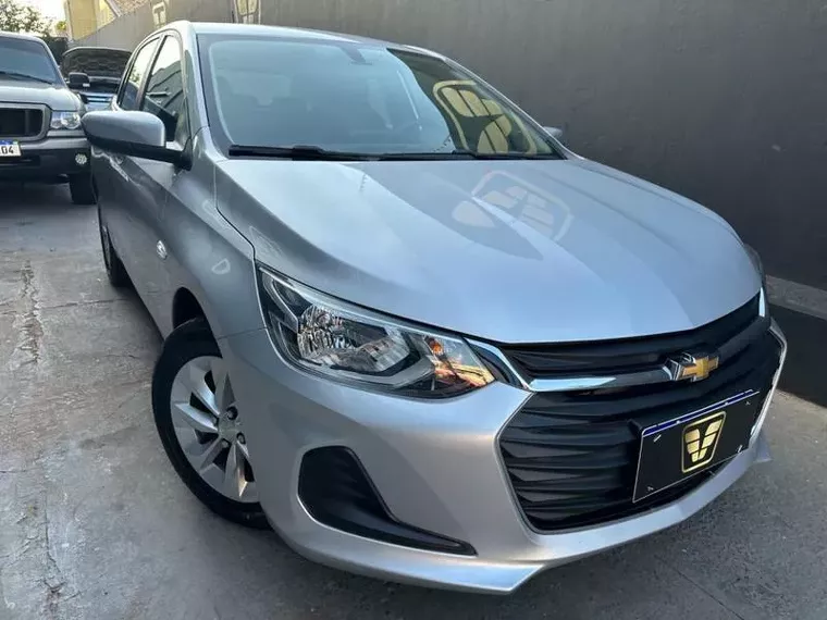 Chevrolet Onix Prata 9