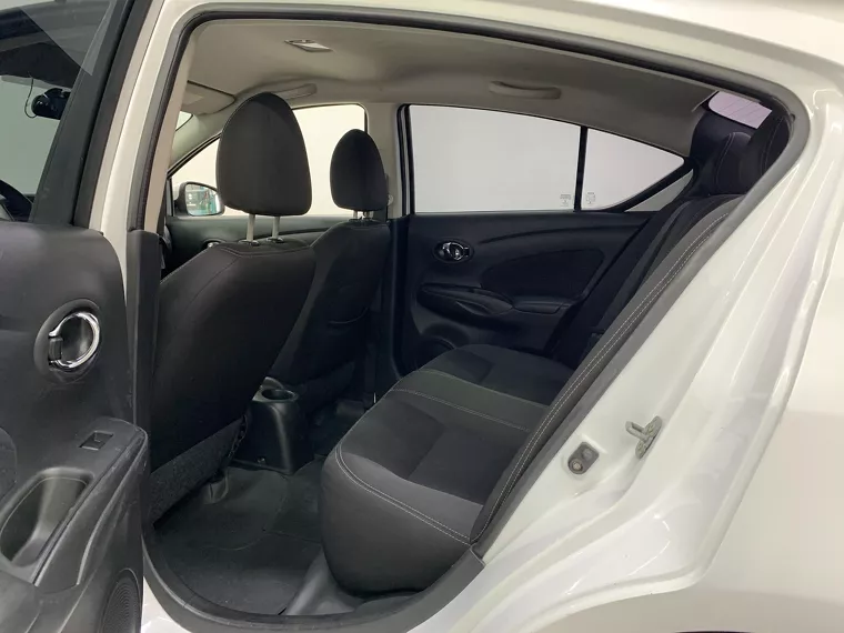 Nissan Versa Branco 7