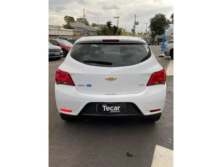 Chevrolet Onix Branco 11