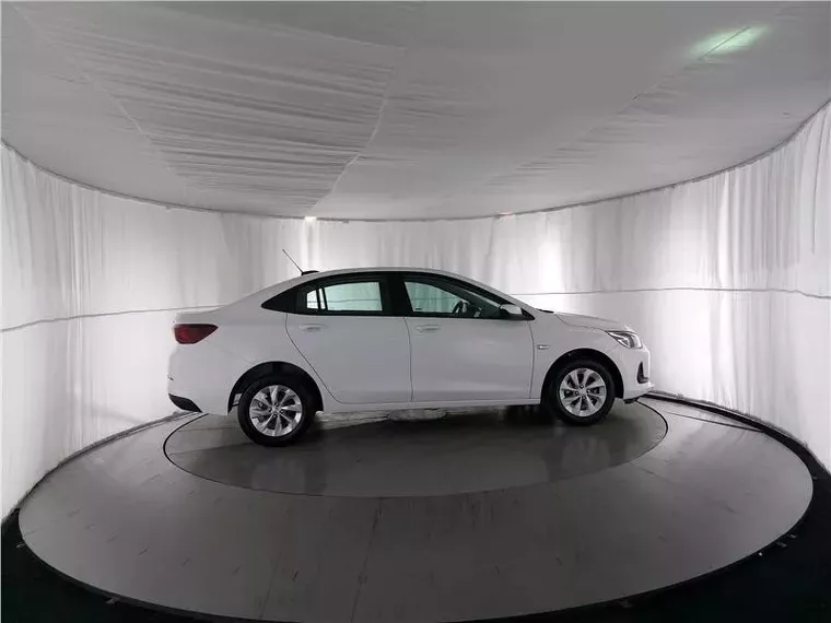 Chevrolet Onix Branco 12