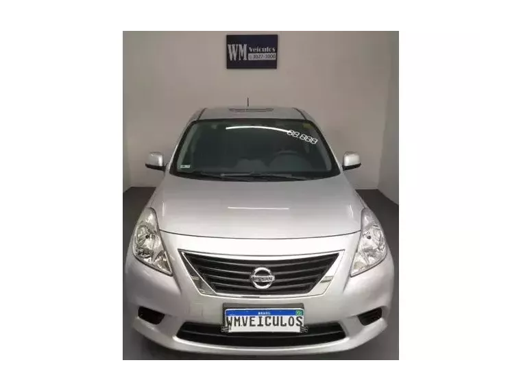 Nissan Versa Prata 1